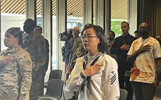 图片新闻：华裔女孩独立日前宣誓入籍