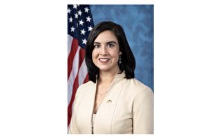 保护正规移民 纽约国会议员玛丽奥助37人当美国公民