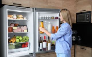 为何你度假时应该把一枚硬币放在冰箱里？