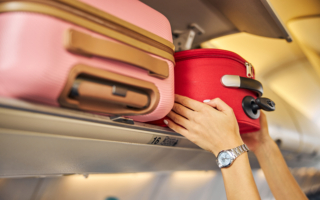 空服员最不想看到乘客对随身行李做一件事