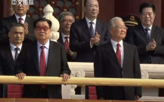 温家宝李瑞环现身阅兵式 习头部颤抖显病态