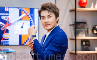 吴克群被曝广西街头卖水果 消瘦身影引关注