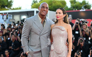 《粉碎机》首映 观众起立鼓掌 巨石强森落泪