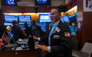 美联储主席放鸽 美股劲扬 道指创历史新高