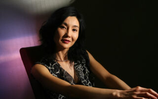 60岁张曼玉近况曝光 田园爬树获赞身手矫健