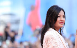 赵薇遭封杀4年突现身 消瘦模样引热议