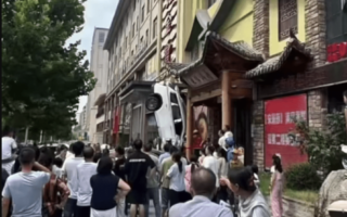 湖北一汽车失控撞墙 致1死2伤