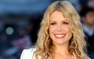 英电视名人拍到UFO：金色光球在空中盘旋