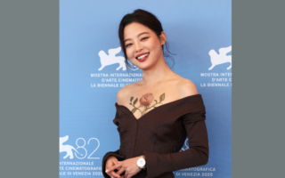 辛芷蕾威尼斯走红毯 网纱玫瑰装饰礼服引关注