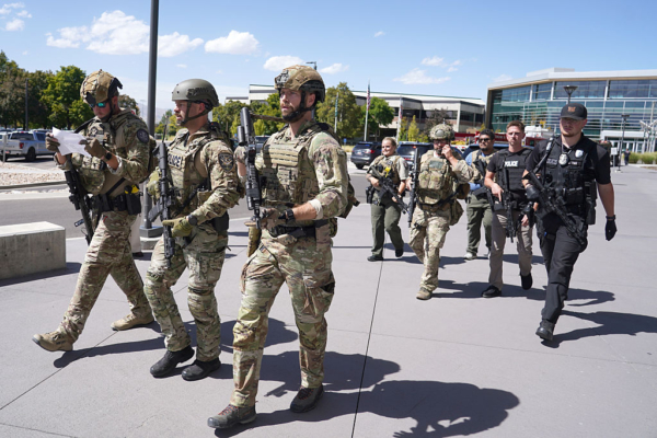 保守派活动家柯克遭暗杀 警方追捕枪手