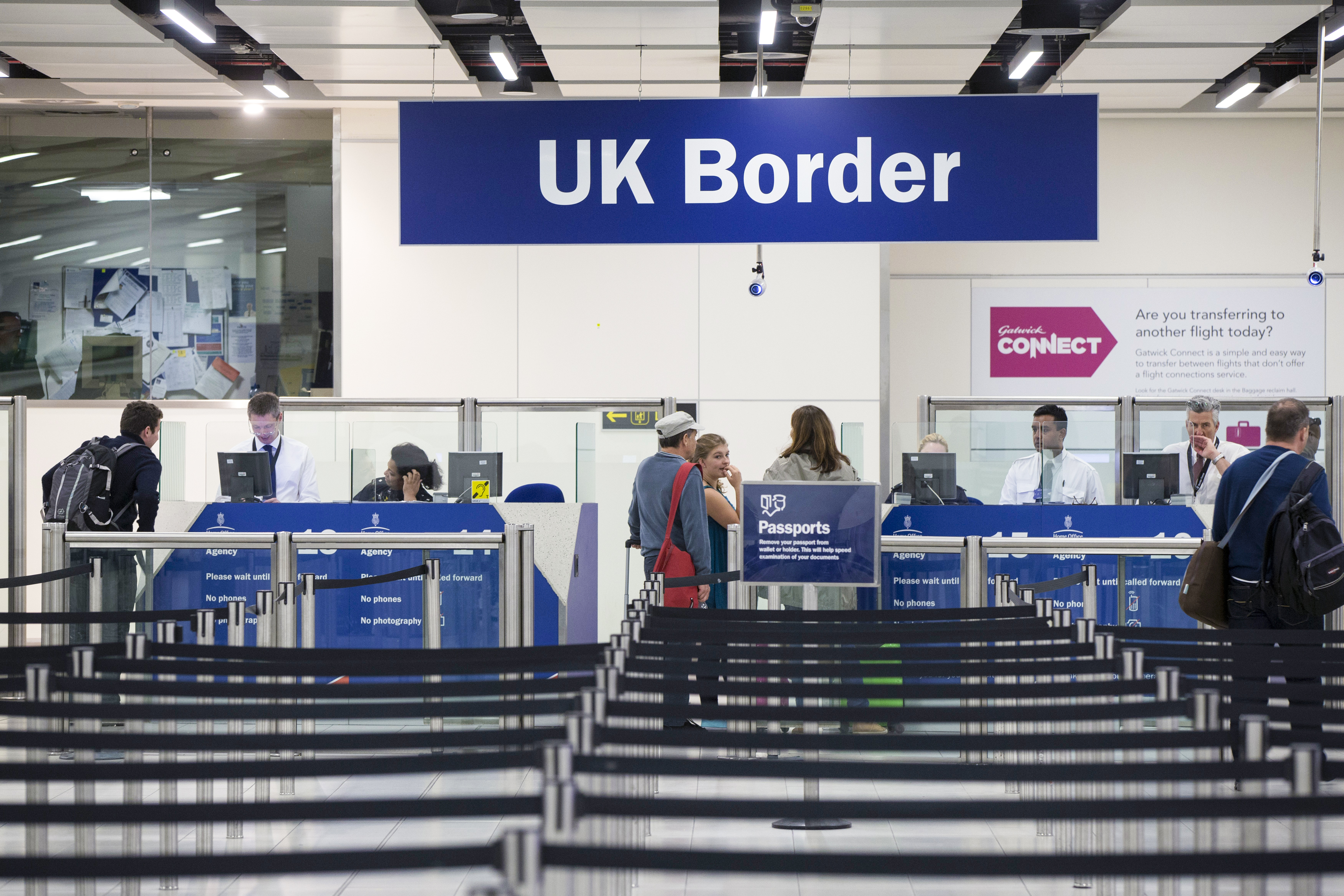 英国政府庇护改革方案引发反移民抗议活动