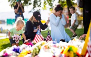 组图：柯克遇害 美国多地民众秉烛悼念