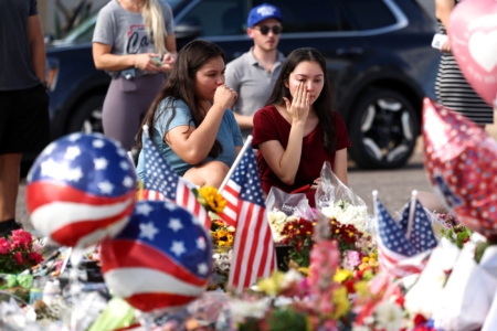 2025年9月12日,悼念者在亚利桑那州凤凰城美国转折点(Turning Point USA)总部外设置的纪念地点悼念创办人查理·柯克(Charlie Kirk)。(CHARLY TRIBALLEAU/AFP via Getty Images)