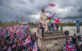 组图:英国爆发大规模反非法移民游行