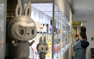 拉布布玩偶热度骤降 泡泡玛特股价暴跌