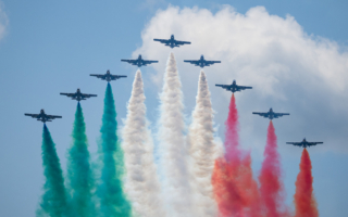 组图:纽约航空展精彩瞬间 战机直冲云霄