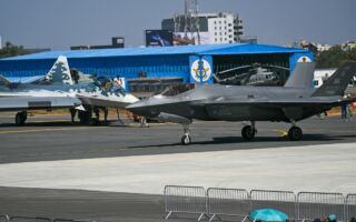 组图:印度航展 美俄顶尖战机首次同台亮相