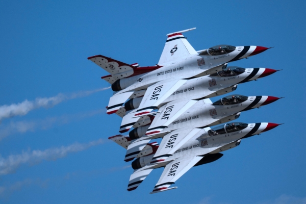 组图:安德鲁斯航空展 飞行表演精彩纷呈