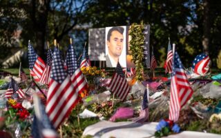 身边人回忆柯克生命最后时刻:目光直视永恒