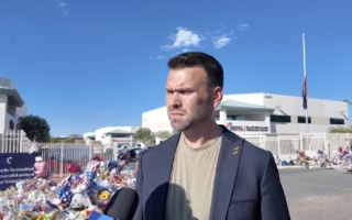 美政治评论员：我们都应该像查理一样