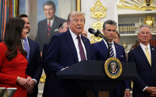 川普警告马杜罗政府：拒收囚犯将付沉重代价