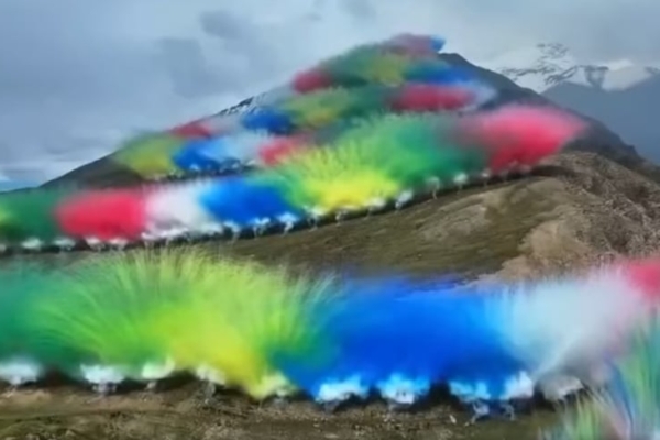 “始祖鸟”在喜马拉雅山烟花秀 市值蒸发150亿