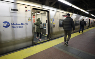 北方铁路10月推“超特快”列车 含周末“赏枫专车”