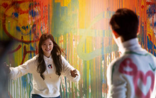 赵露思与东家闹翻后首露面 粉丝挤爆六层大楼