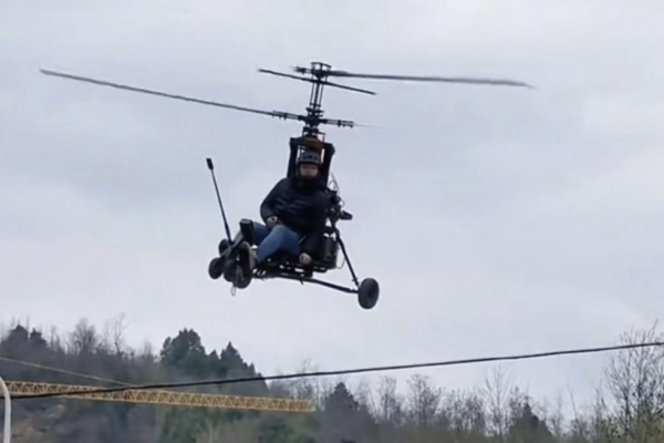 四川网红“唐飞机”驾机直播 飞机失控后坠亡