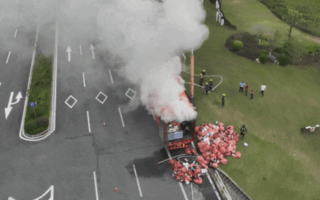 快递车起火事件频发 江西20吨快递葬身火海