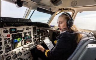 在男性主导的航空业 英女飞行员谈追逐梦想