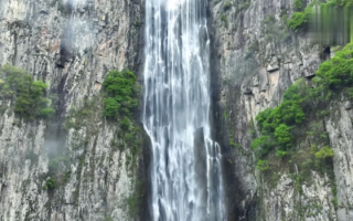 女生浙江景区瀑布前拍照 “空中飘来一排人”