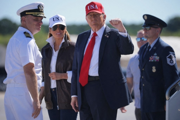 川普和梅拉尼娅参加美国海军250周年庆典