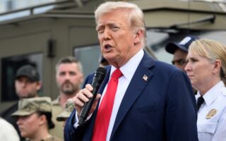 组图:川普送披萨汉堡慰劳华府执法人员