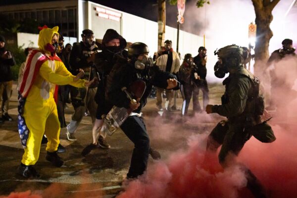 组图:波特兰ICE设施外暴力示威持续