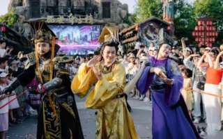 大陆影视业低迷 演员在景区表演 赚钱养家