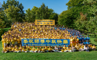 中秋感恩 60国法轮功学员祝李大师节日快乐