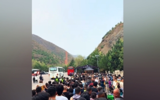 大量游客滞留雁门关景区 高喊退票