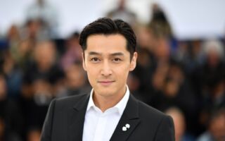 胡歌带老婆上海看房 黄曦宁素颜装扮引关注