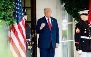 周晓辉：川普强硬回击 中共玩火为哪般？