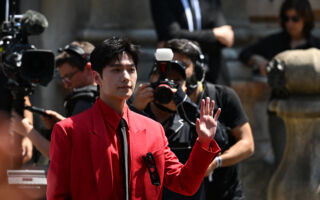 大陆男星杨洋晒度假素颜照 炸裂手机壳成焦点