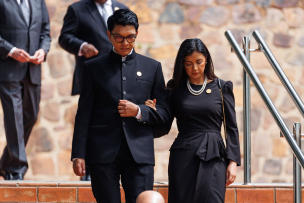 马达加斯加年轻人抗议 总统离境 行踪不明