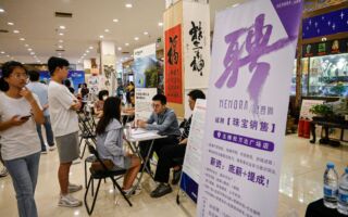 中国经济下行 工作难找 失业青年吐心声