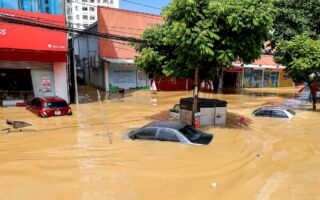 组图：台风“麦德姆”袭越南 已致8死5失踪