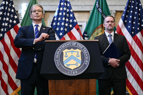 李成钢不请自来发胁迫言论 贝森特谴责