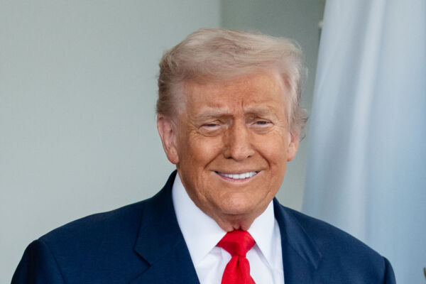 250周年国庆纪念碑采凯旋门式 川普展示模型