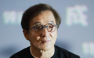 港星蒋荣发曝与成龙反目内幕 公司纠纷引关注