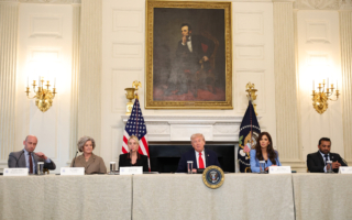 川普出席圆桌会 记者讲述遭安提法攻击经历