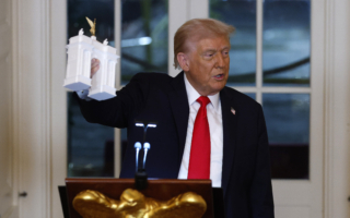 250周年国庆纪念碑采凯旋门式 川普展示模型