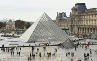 【重播】巴黎卢浮宫拿破仑珍藏珠宝被窃案现场